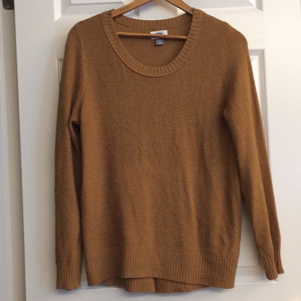 Med-lightweight knit sweater